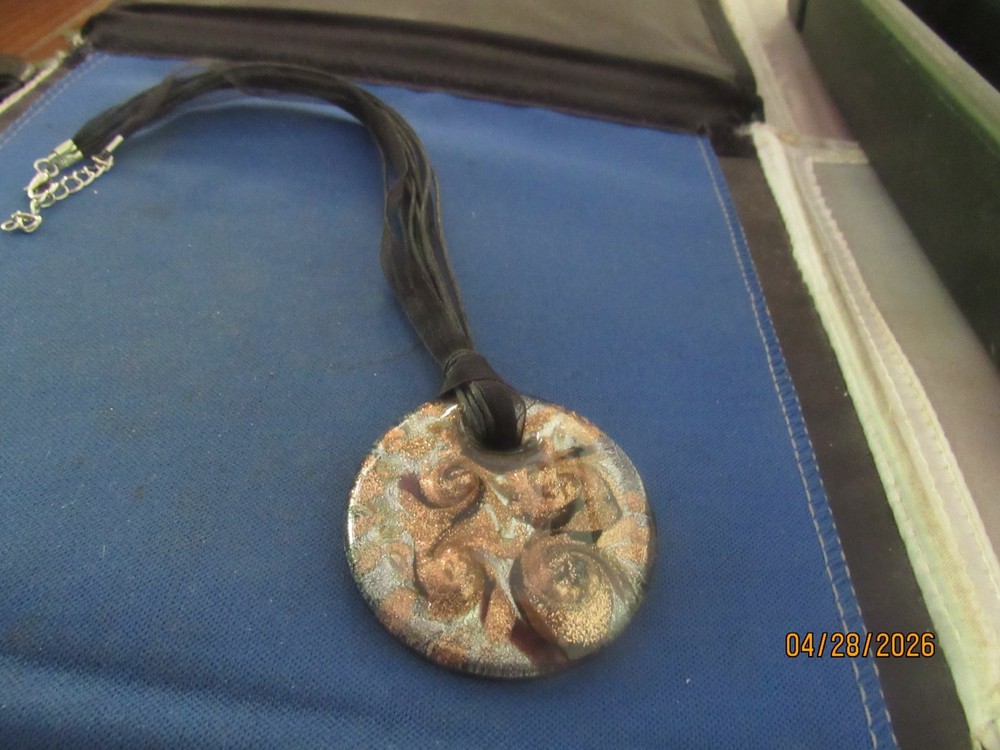 Vintage Very Unusual Glass Sparkles Choker Necklace  Pendant