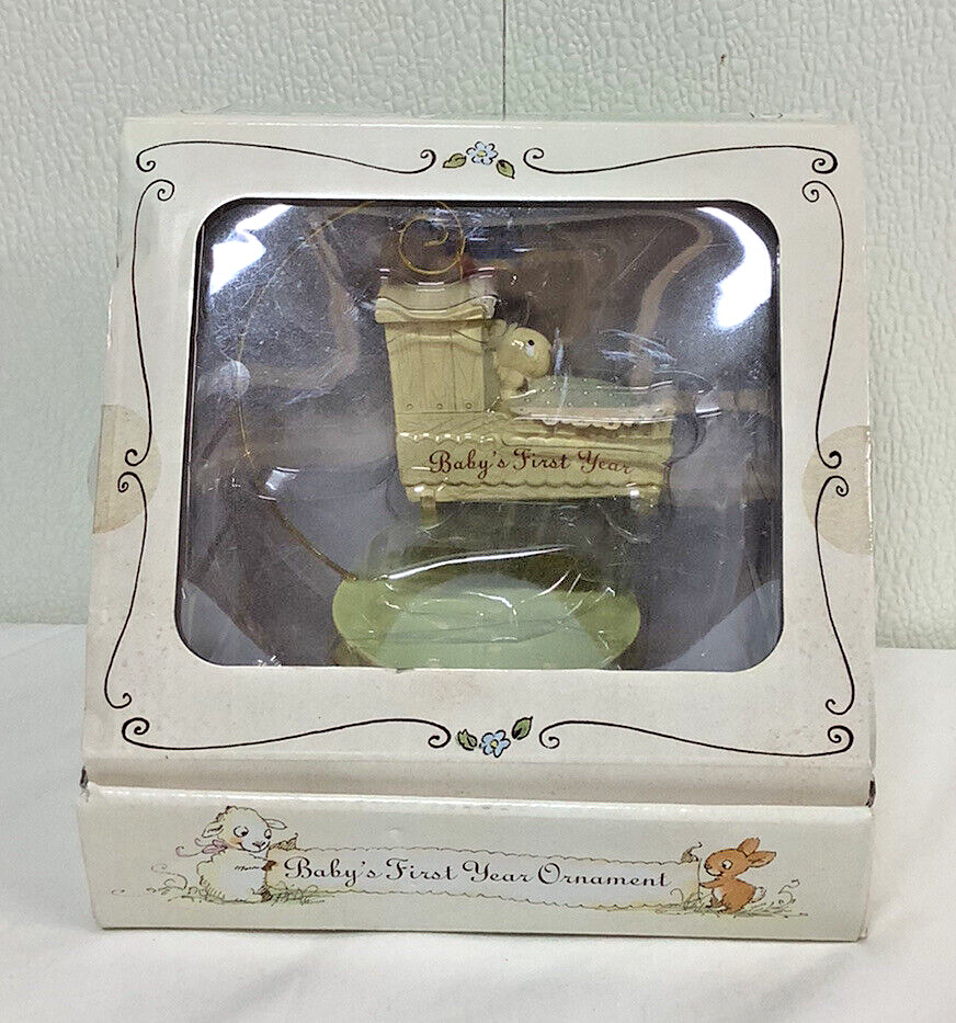 Dayspring Really Wooly Bebé Primer Año Adorno y Soporte Cordero en Cuna NUEVO