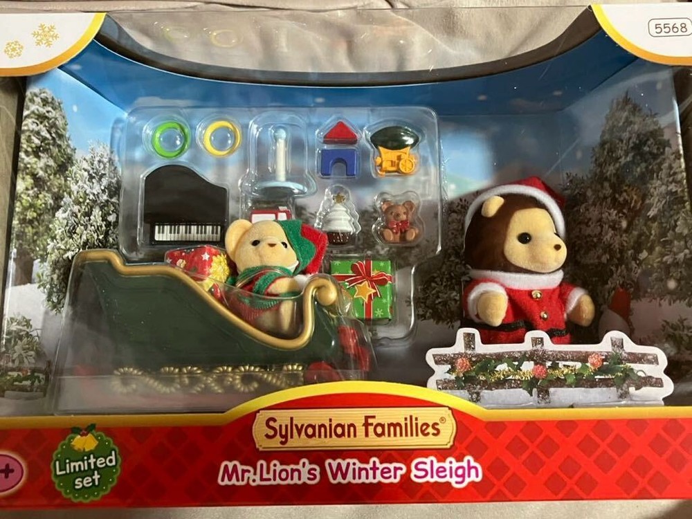 Sylvanian Families Lion Santa Christmas Set