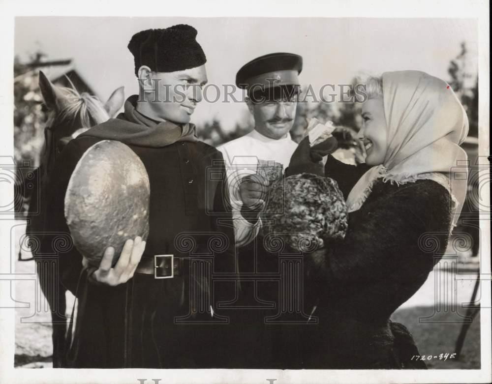 1958 Press Photo Yul Brynner shown in movie scene with other actors. - lrx98308