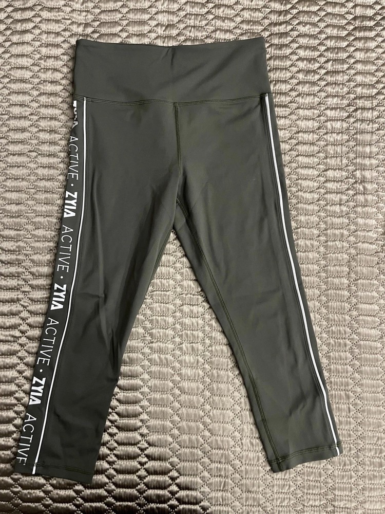 Zyia Active Women's Capri Leggings.  Size 6-8 Olive Green excellent cond.