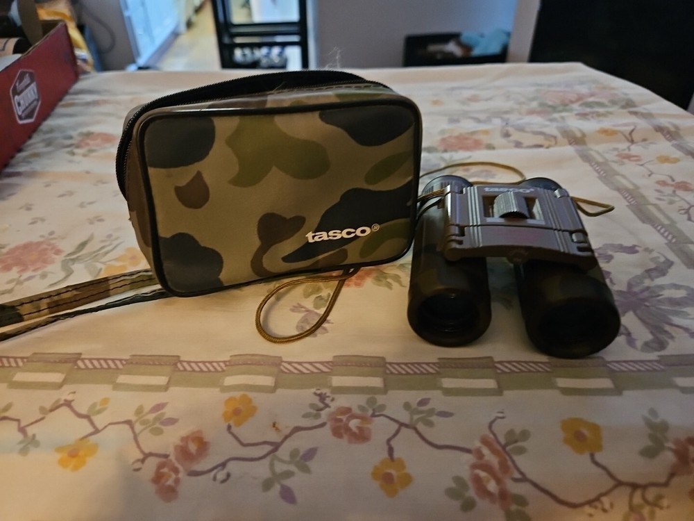TASCO 8X21 FULLY COATED OPTICS 383 FT/ 1000 YDS  CAMO BINOCULARS  WITH CASE
