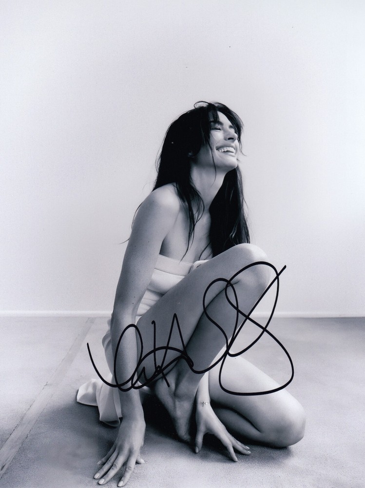 Anne Hathaway Signed Auto 8 x 10  Photograph