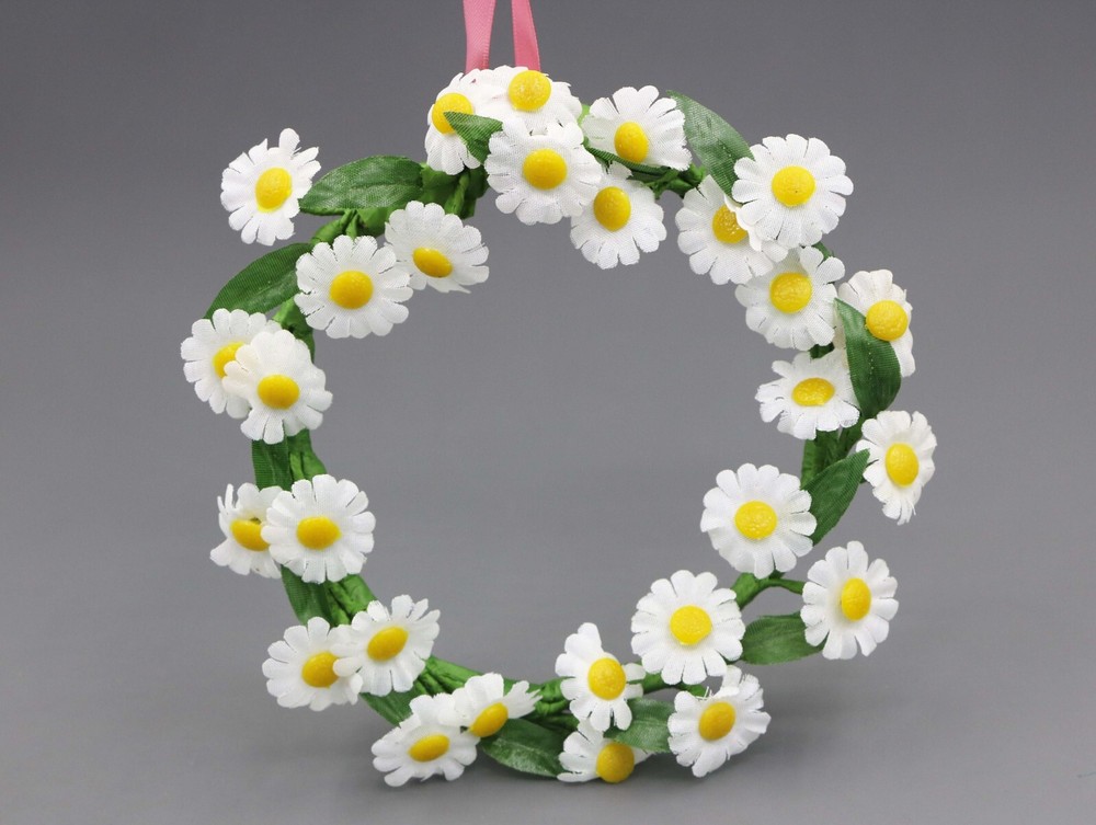 A daisy-trimmed wreath for American Girl 18