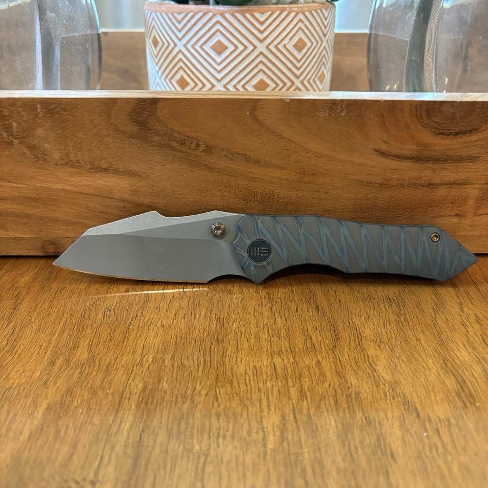 We Knife High Fin Tiger Stripe Titanium 20cv Blade