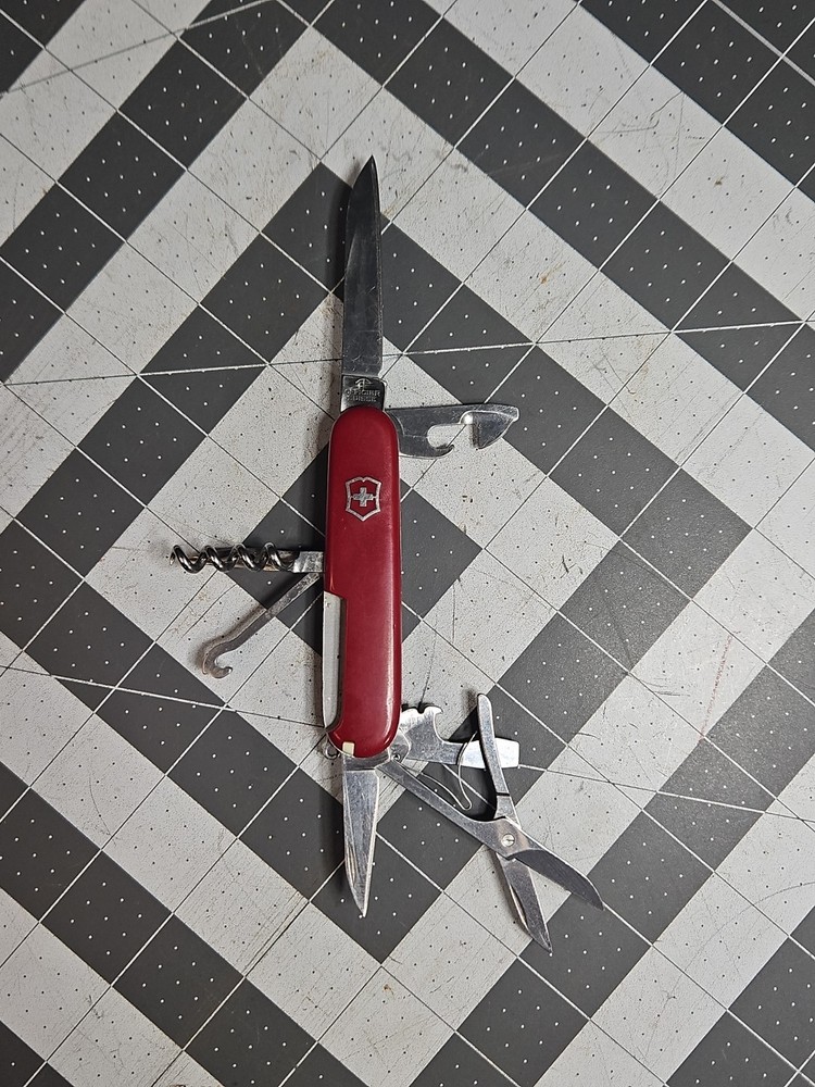 VICTORINOX 