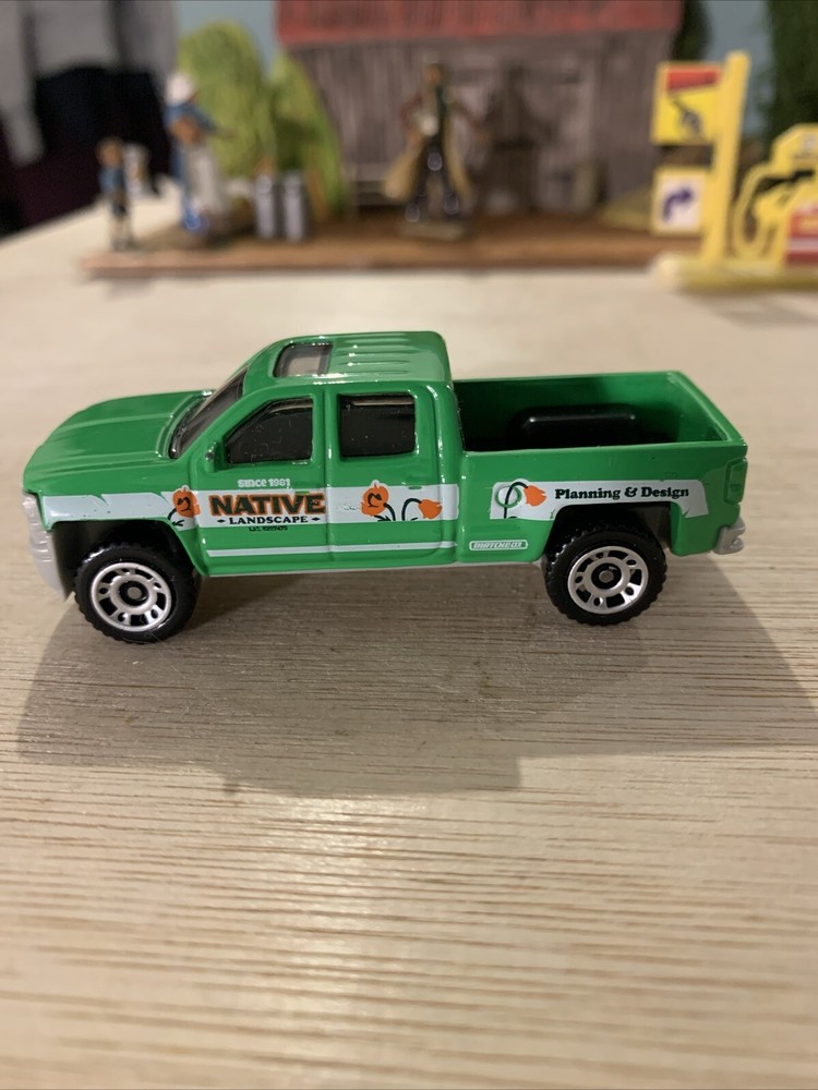 2014 14 Chevy Silverado 1500 Collectible 1/64 Scale Diecast Diorama Model