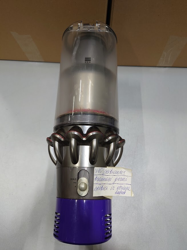 Dyson V10 Vacuum Used In Good Condition Occasional Freezing Issue