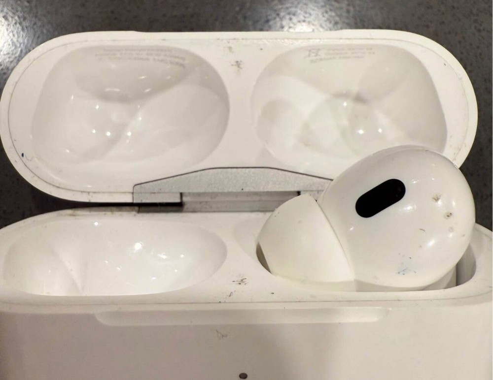 Apple AirPods Pro with Wireless Charging Case in White - Noise Cancelling Bluetooth Earbuds