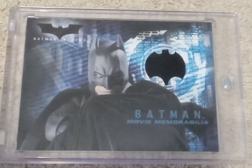 TOPPS BATMAN BEGINS BATMAN MOVIE MEMORABILIA AUTHENTIC PIECE OF BATMAN'S CAPE