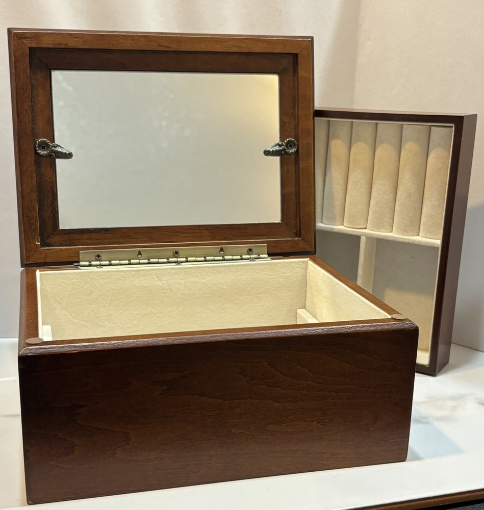 jc penney jewelry Box Medium Please See Pictures For Wear