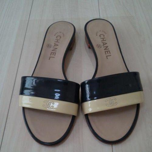 CHANEL Navy & Ivory CC Logo Patent Leather Slide Sandals Size 37
