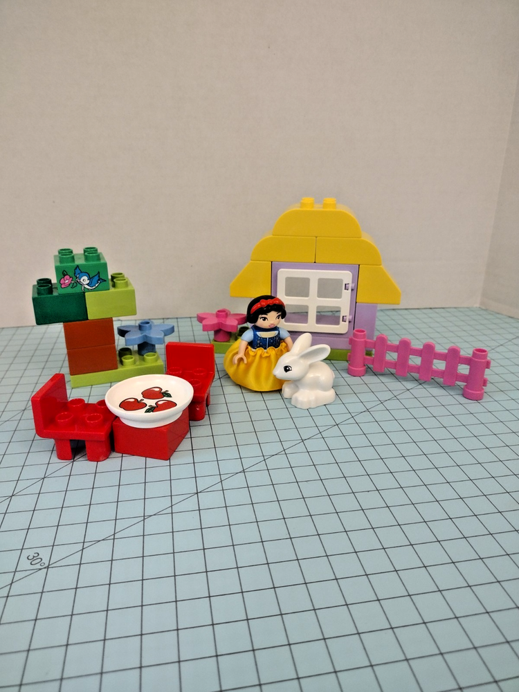 LEGO DUPLO: Princess Snow White's Cottage (6152) bunny/apples set no box