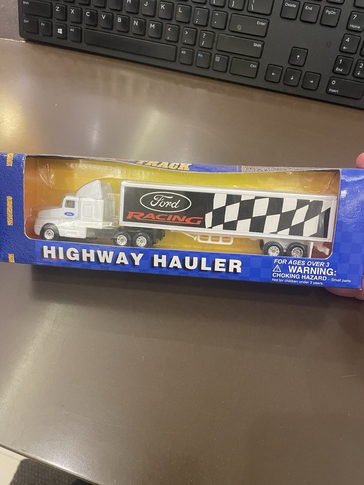 Maisto International #11021W Road & Track Highway Hauler - Ford Racing