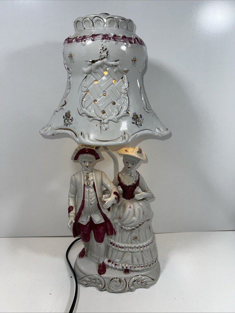 Victorian style lamp in beautiful condition. Made in Taiwan R.O.C.