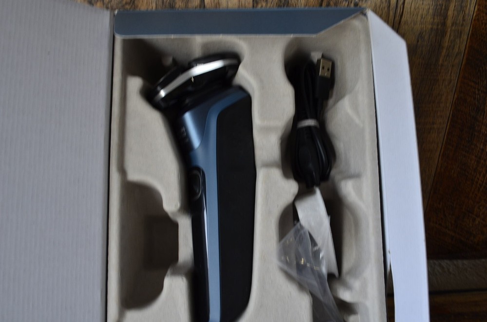 Philips Norelco Shaver 5400 Wet & Dry Rechargeable Shaver S5880/81