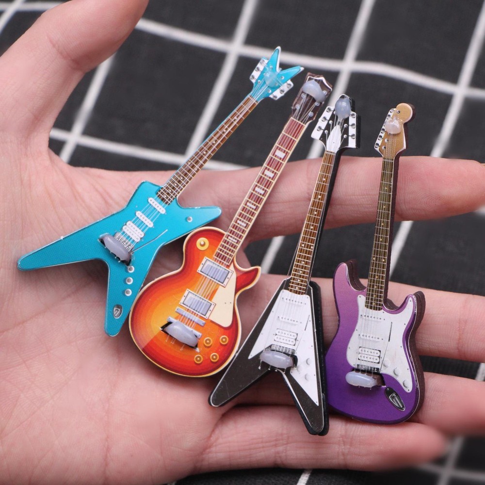 1x 1:12 Mini Electronic Guitar Wooden Miniature Musical Instrument Dollhouse Toy
