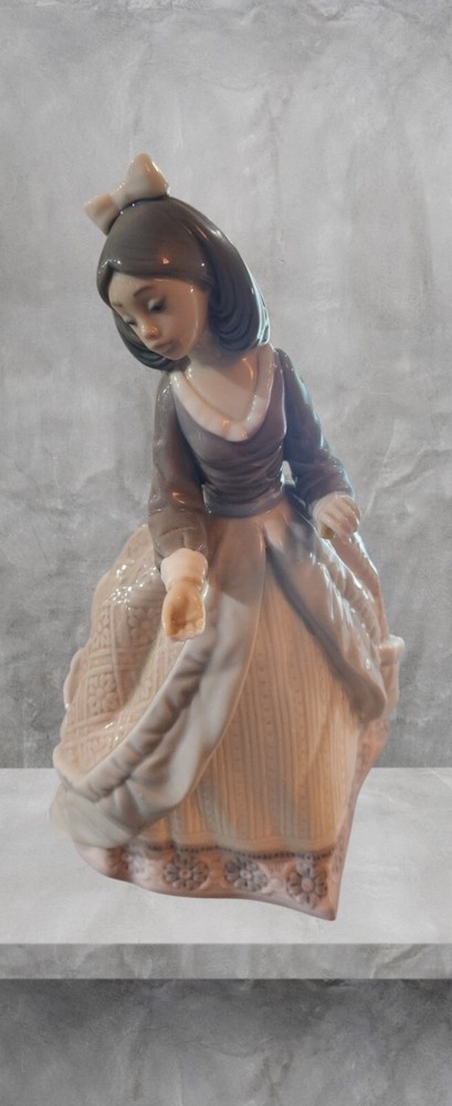 Lladro Retired Jolie Figurine 5210 Collectible Porcelain Statue