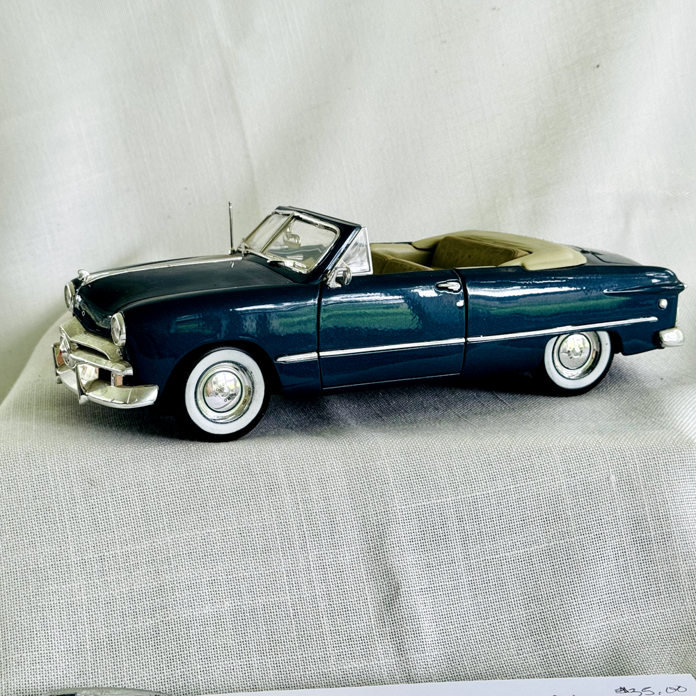 1949 Ford Convertible 1/18 Maisto Special Edition Blue Collectiable