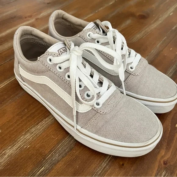 Women’s Vans Taupe Ward Skate Shoes. Size 7.