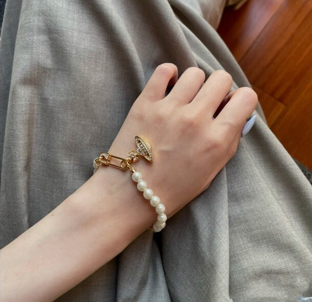 Vivienne Westwood Gold Tone Pearl Safety Pin Charm Bracelet New in Box