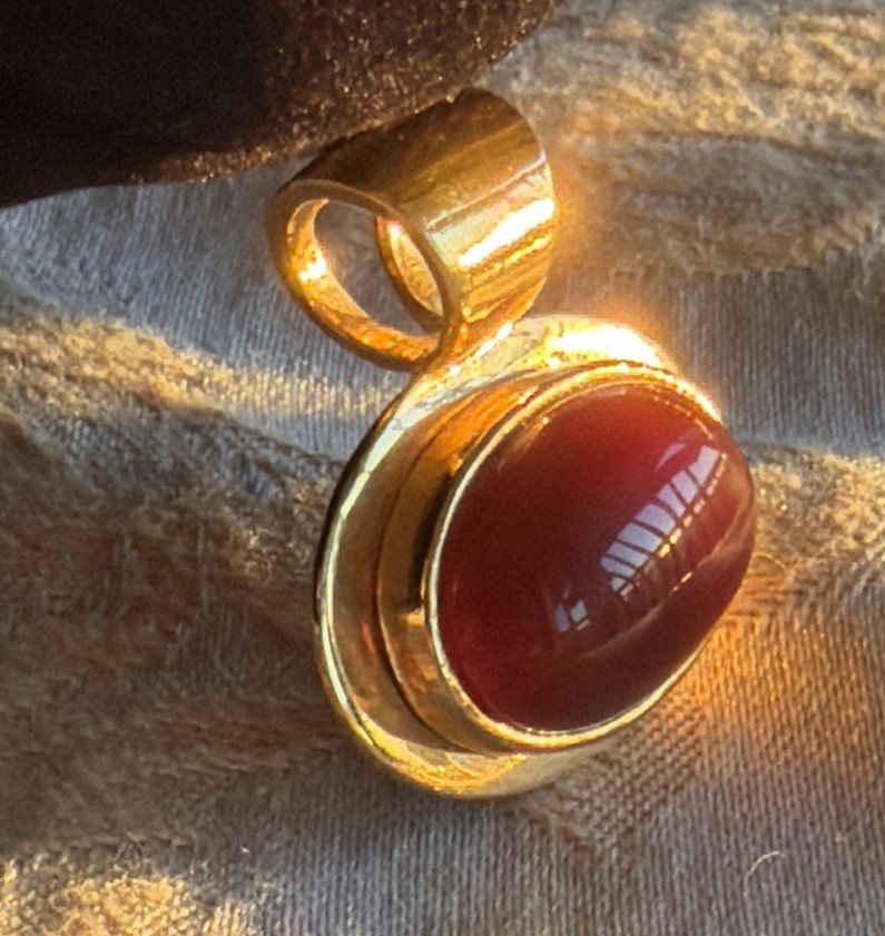 Beautiful Vintage ROMAN Pendant Genuine Carnelian Gold Tone Large Bale