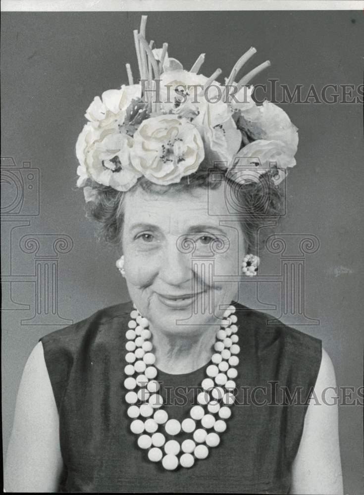 1962 Press Photo Chicago book specialist Bess Vandivier wearing an elaborate hat