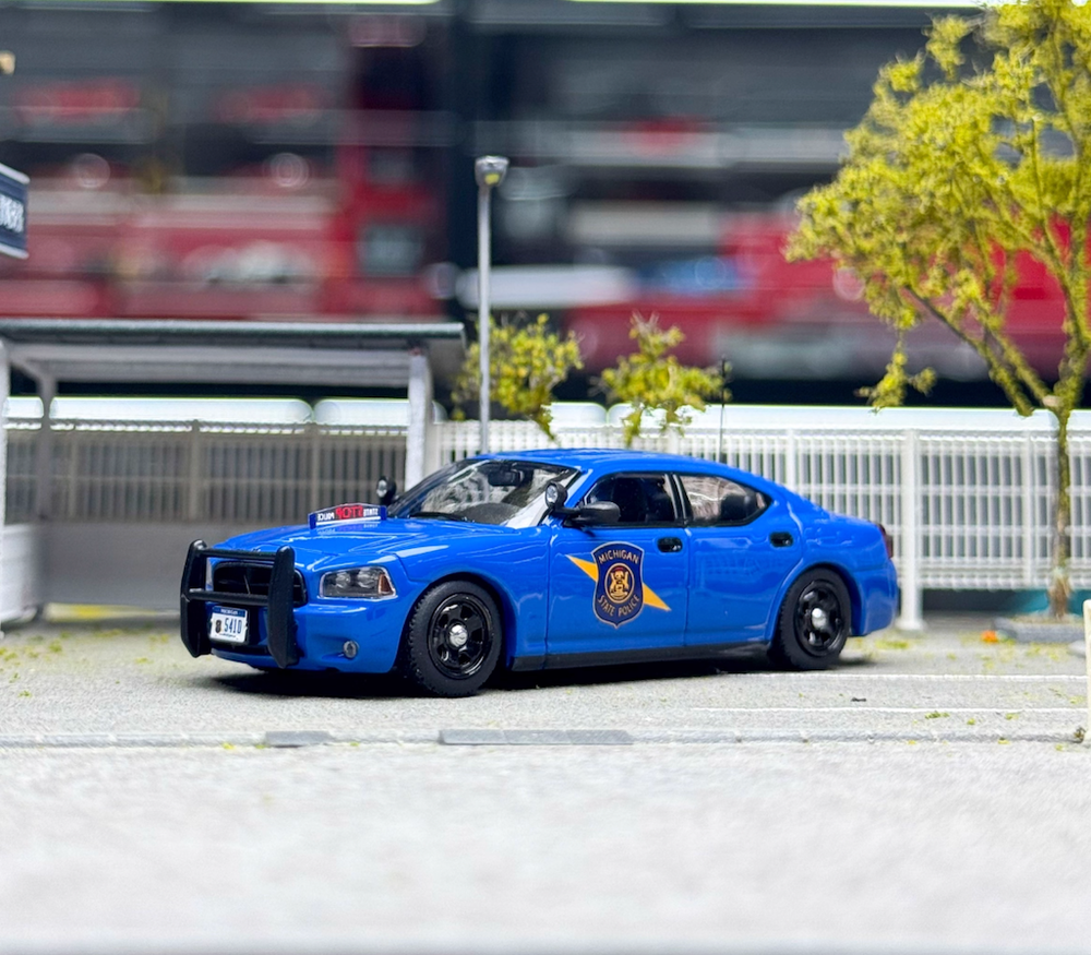 EY Rollin 1:64 2008 Blue Michigan MIP Police Charger Model Diecast Display Car