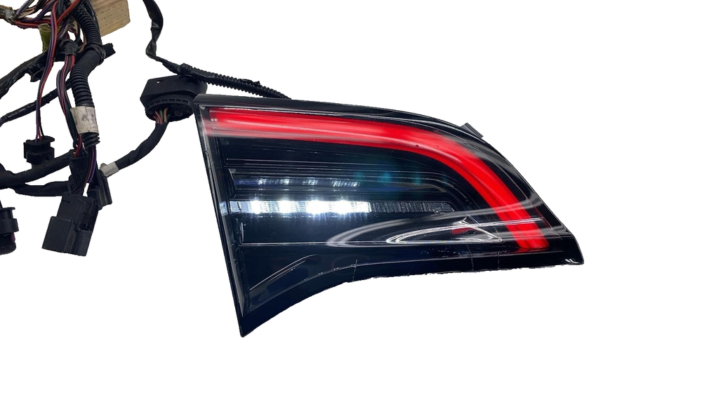 ⭕ 2017-2023 Model 3 Rear Left Inner Taillight LED Tail Lamp 3-Pin 1077401-00-G
