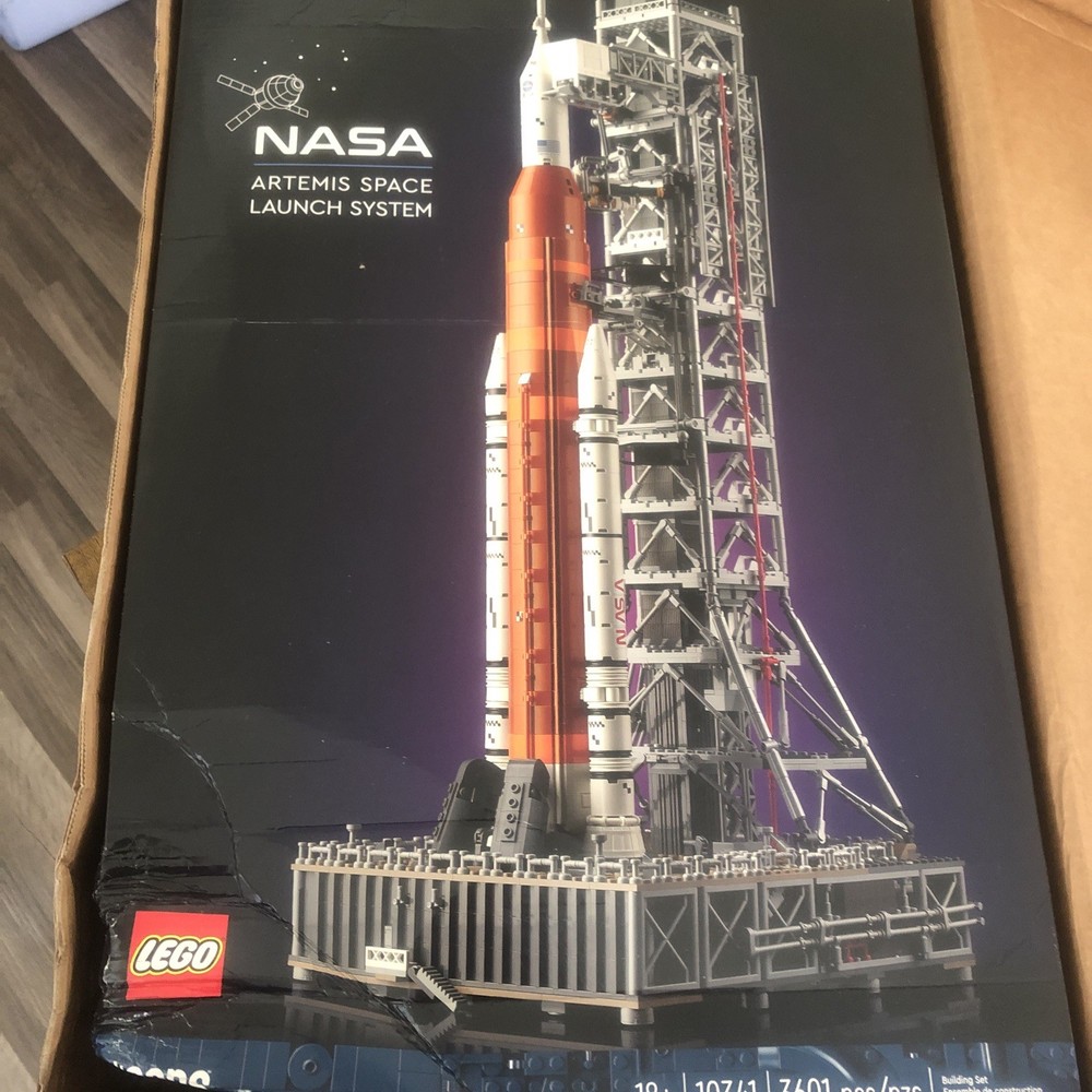 LEGO Icons: NASA Artemis Space Launch System 10341 Historic Dent in the box￼