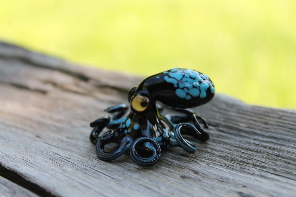 Black Blue Glass Octopus Figurine – Hand Blown Marine Animal – Ocean-Inspired