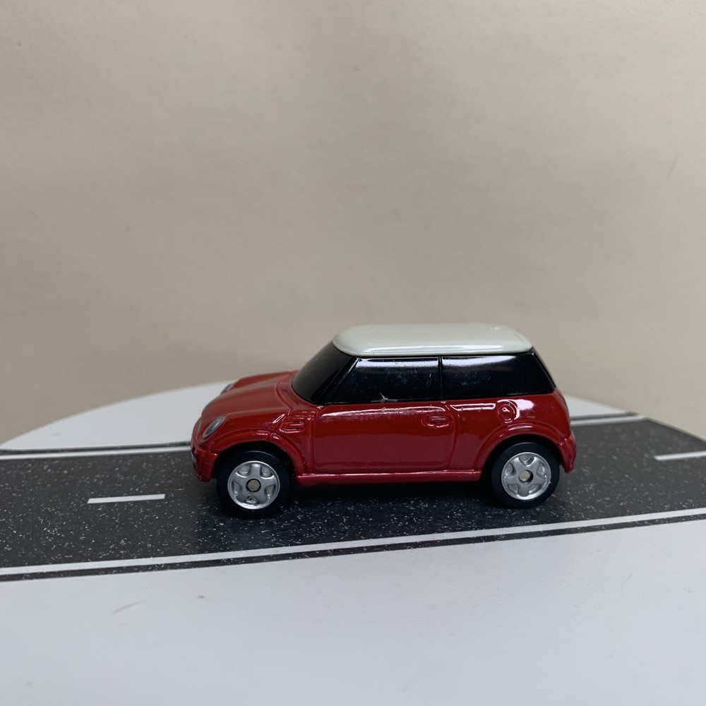 Maisto Mini Cooper 2-Door Red w/White Roof & Alloy 5 Spoke Wheels 1:64 Scale NM