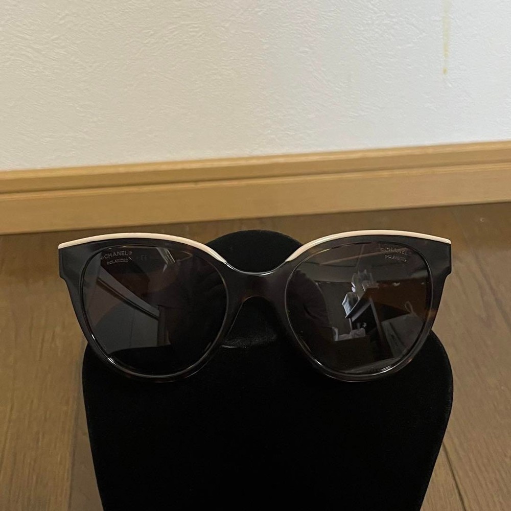 CHANEL 5414 Black & White Frame Sunglasses with Coco Mark