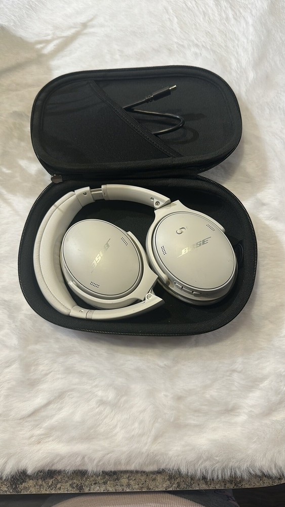 Bose QuietComfort 45 Wireless Over-Ear Noise-Cancelling Headphones in White Smoke