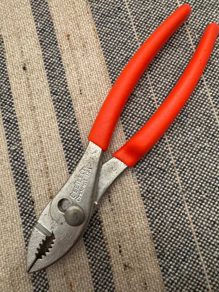 CeeTee Co. Crecent Red Cushion Grip 6-1/2