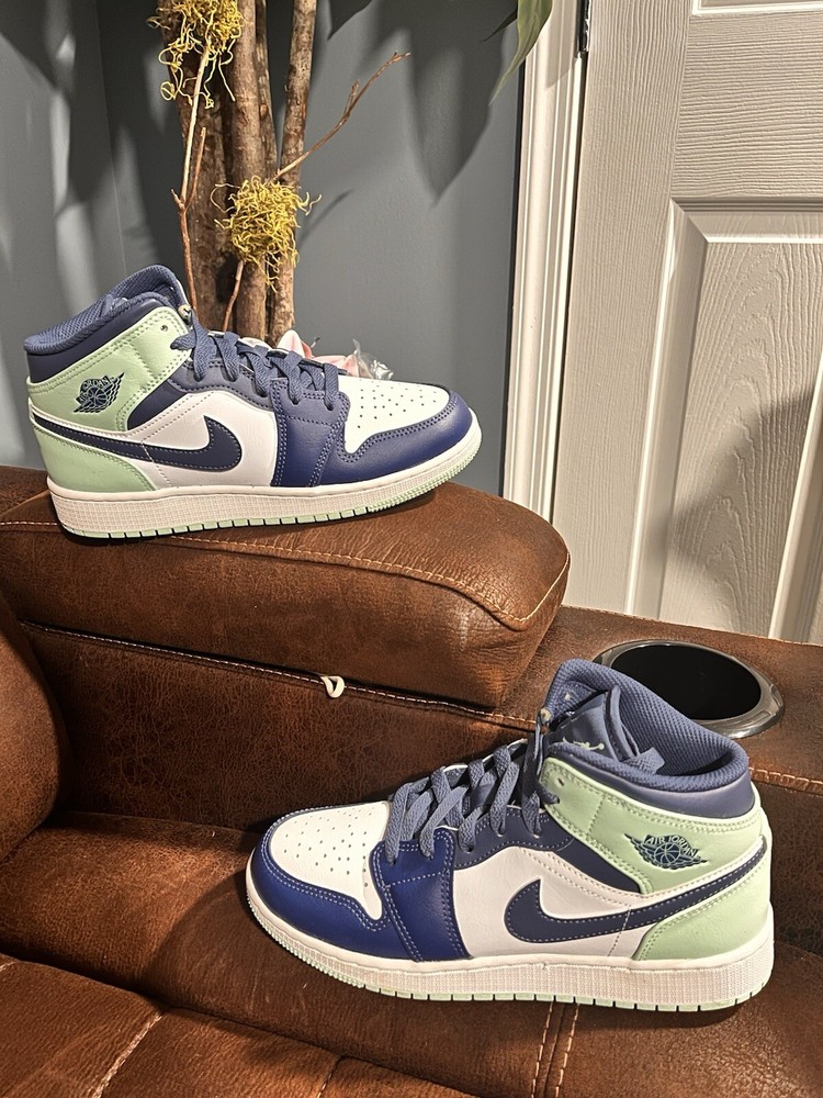 Size 5.5 - Jordan 1 Mid Blue Mint 2022 (GS)