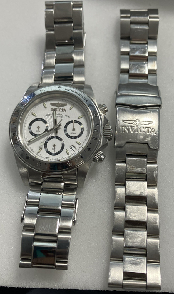 Invicta Speedway Chronograph Men's Watch Model 9211  New Battery & Extra Band