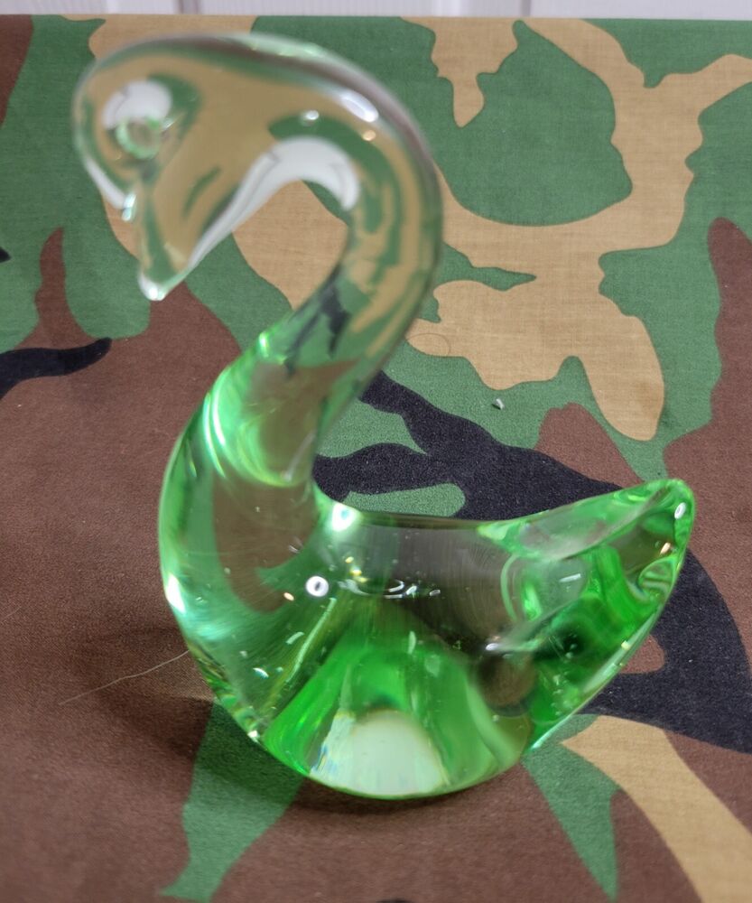 ART GLASS  GREEN  SWAN PAPERWEIGHT