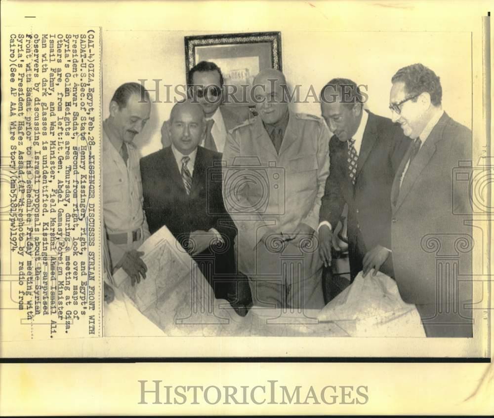 1974 Press Photo Henry Kissinger, Anwar Sadat and officials view maps in Egypt