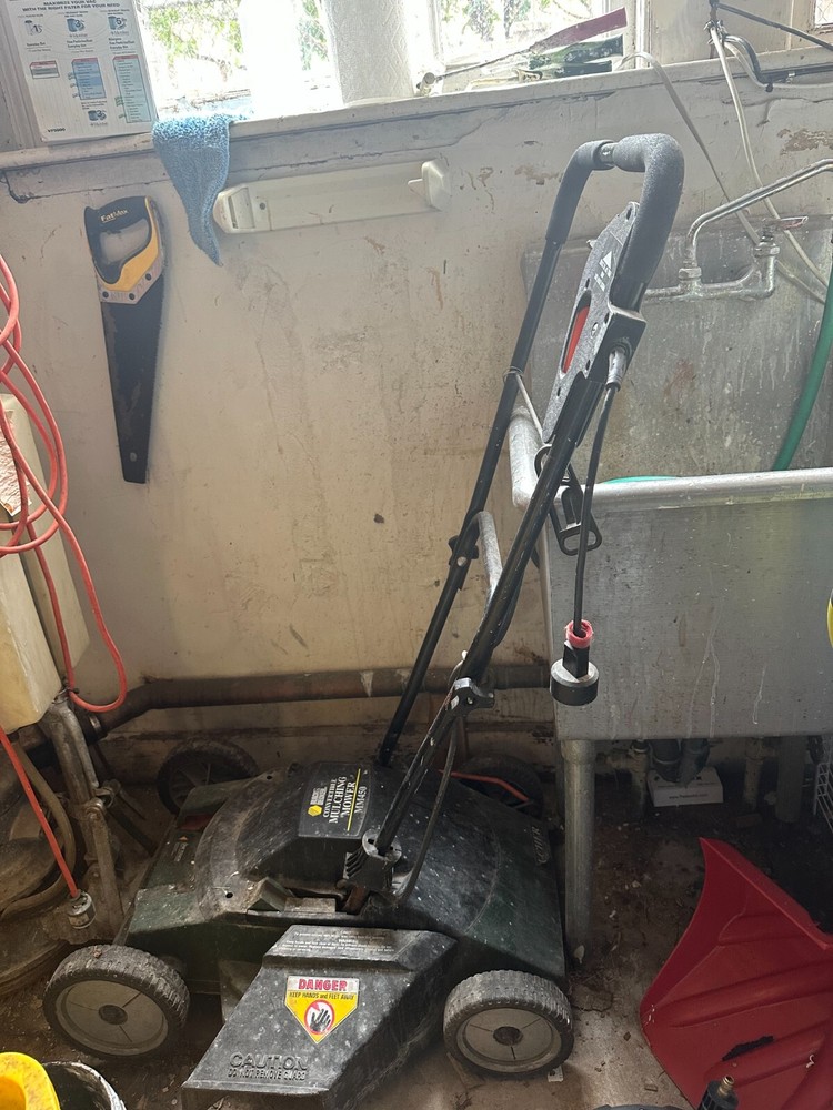 A Black & Decker Converible Muiching Mower MM450