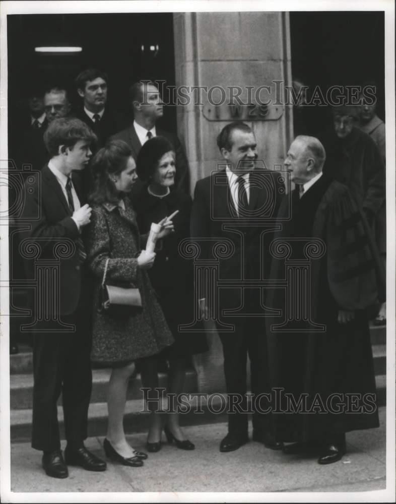 1969 Press Photo Reverend Norman Vincent Peale with President Nixon & Family