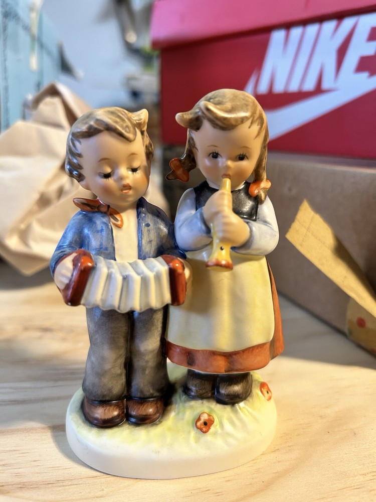 Goebel Porcelain Figurine Birthday Serenade 1997