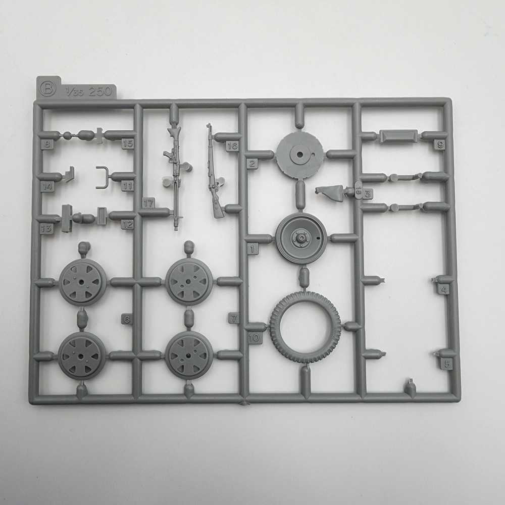 Dragon 1/35 Sd.Kfz. 253 Le Beob.Pz.Wg. 6140 Model Kit with Wheels and Guns