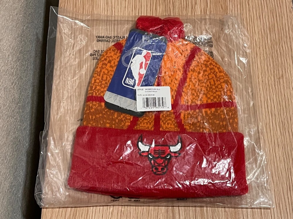CHICAGO BULLS NBA Youth Cuffed Knit Winter Basketball Hat Pom Beanie NWT
