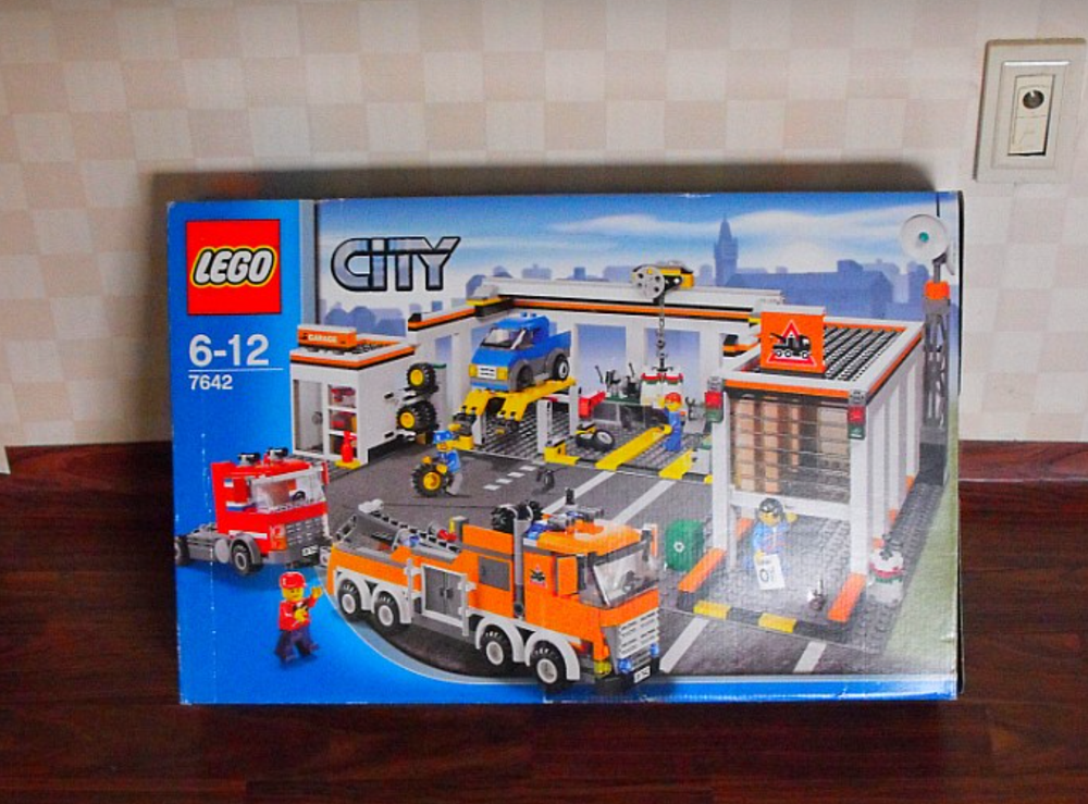 LEGO City 7642 Garage 937pcs 4 Minifigures 2009 NEW Sealed
