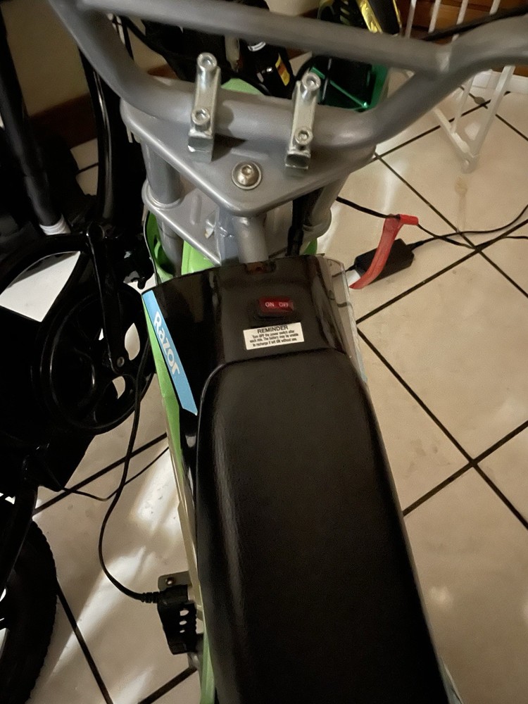 Razor MX400 Dirt Rocket Electric Motocross Bike Set in White & Green