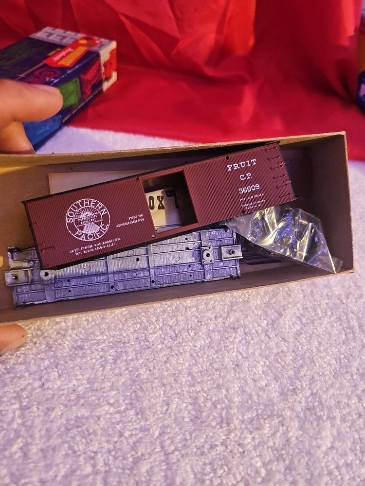 HO SCALE ROUNDHOUSE CENTRAL PACIFIC FRUIT CP 36809 