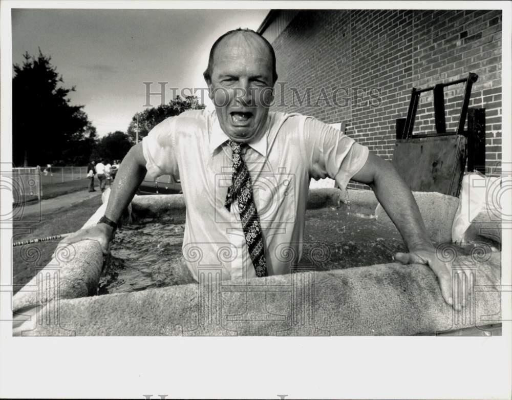 1990 Press Photo Paul Dineen emerges after cold water dunking in South Hadley