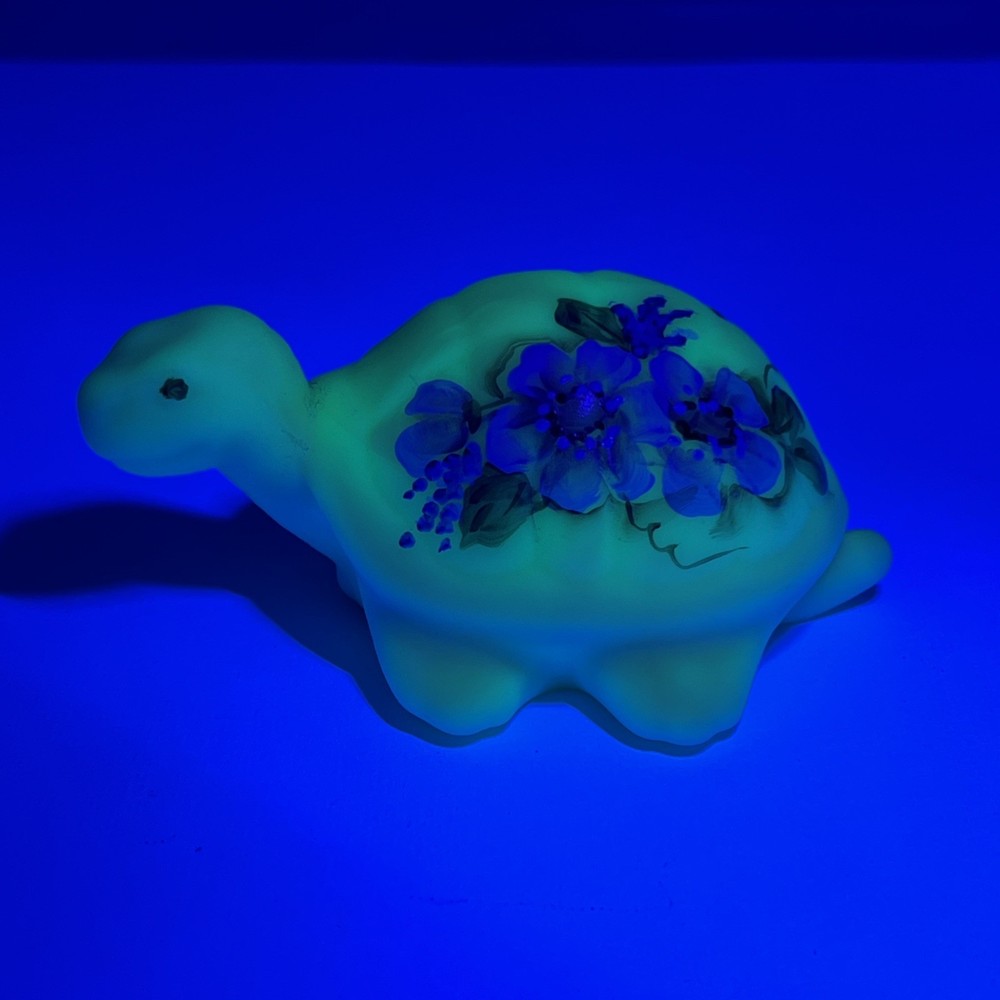 (NICE) 🔥 Fenton Burmese Uranium Glass Turtle - Signed Figurine - Bill Fenton