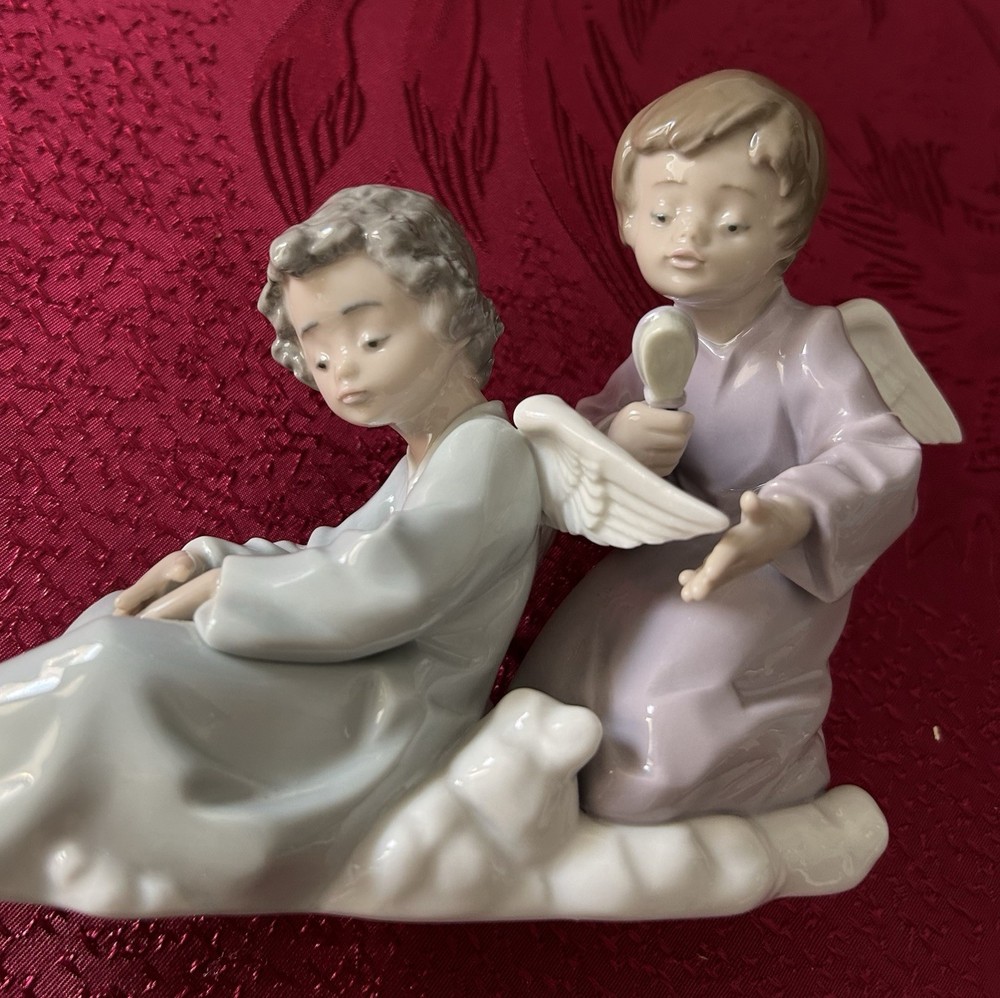 Lladro 5727 Angel Care Porcelain Cherub Figurine Brushing Wings